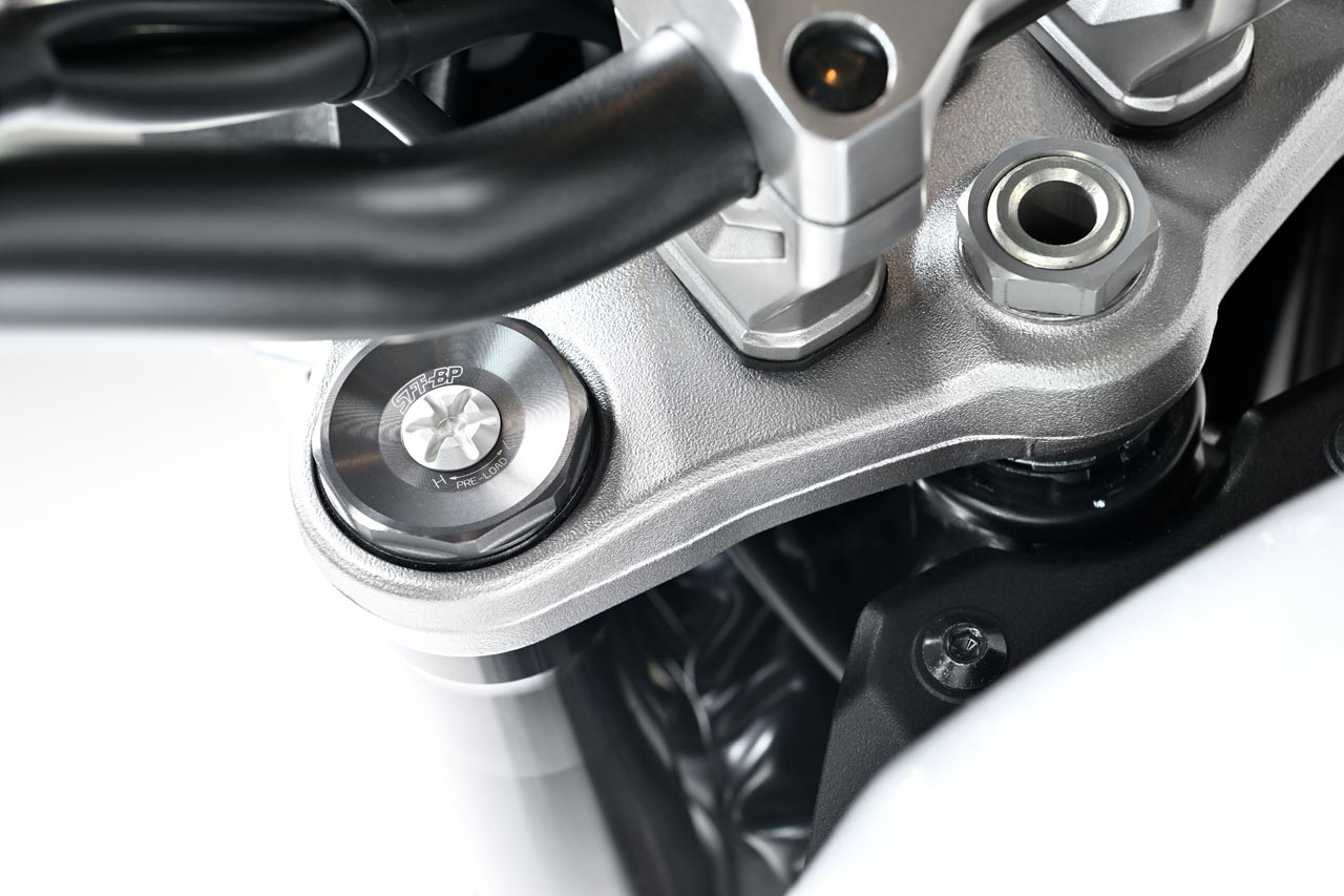 SHOWAのセパレート・ファンクション・ビッグピストン(SFF-BP)が装着されていた。CB750Fと同じく、アウターチューブはブラックだ
