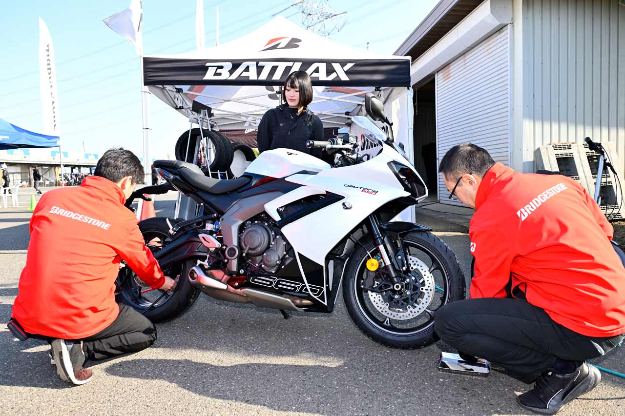 朝は空気圧チェックから。タイヤが冷えた状態でバイクの規定値に合わせ、走行後に温まって体積が増えたぶんを規定値まで下げることで、タイヤのつぶれによるグリップの違いを体感できました