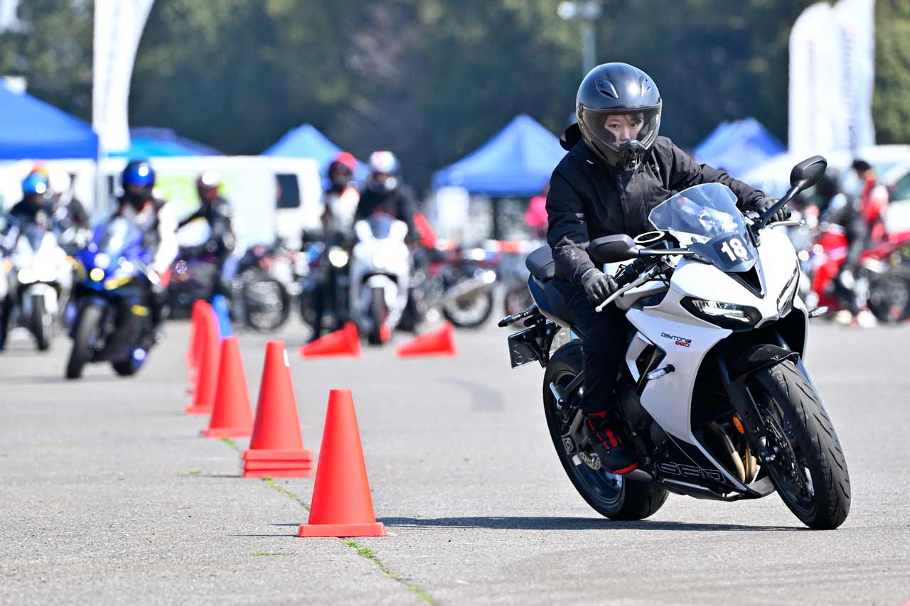 スラロームは、スロットルの開け閉めとリアブレーキ操作で、バイクがいかに動くかが理解できます。前回はパイロンに突っ込みそうになっていたのに、スムーズにできて自分自身に驚いています