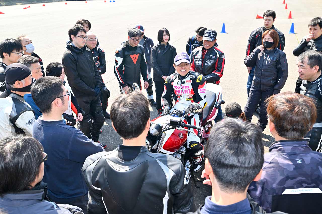 初心者クラスのインストラクターは、元GPライダーの井形ともさん(中央)。私のことを覚えてくれてました。ライディングレクチャーやコース走行前説明も、とても丁寧でわかりやすかったです
