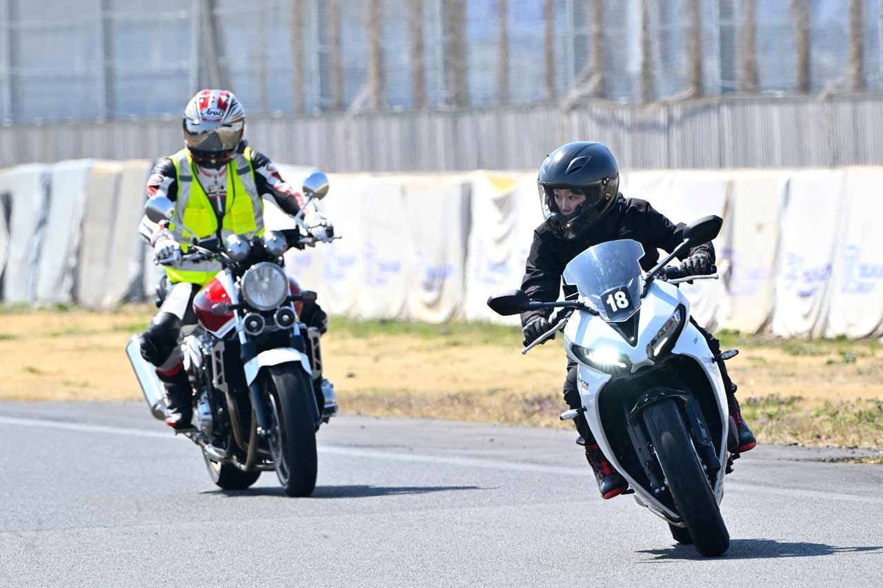 インストラクターは先導だけでなく、後ろからも走りを見てくれます。私は身体をずらせるけれど、バイクにその動きが伝わっていないとのこと。外足ホールドの重要性もアドバイスされました